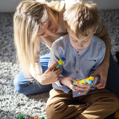 adoravel-garoto-brincando-com-brinquedos 1080